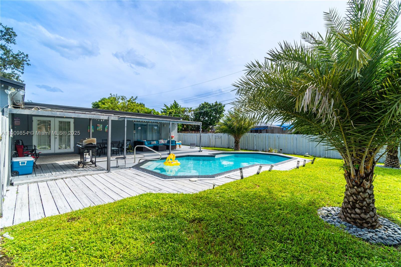 HOLLYWOOD HILLS - Residential Lease