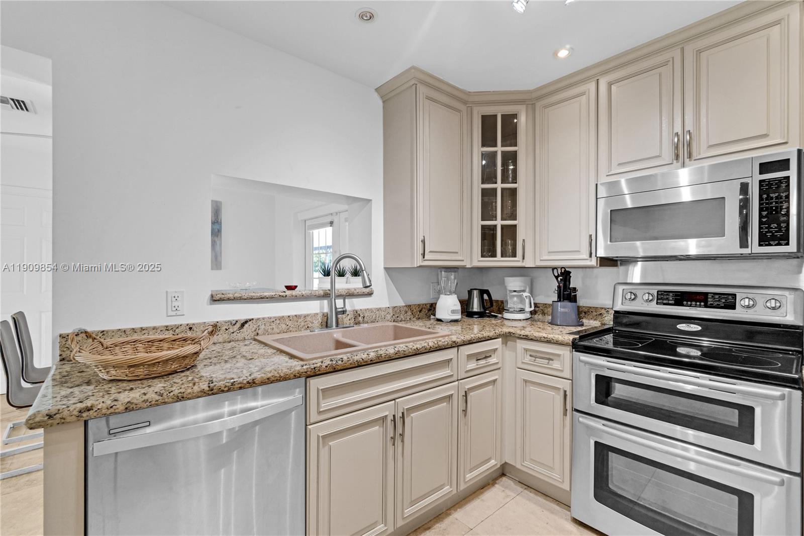 HOLLYWOOD HILLS - Residential Lease