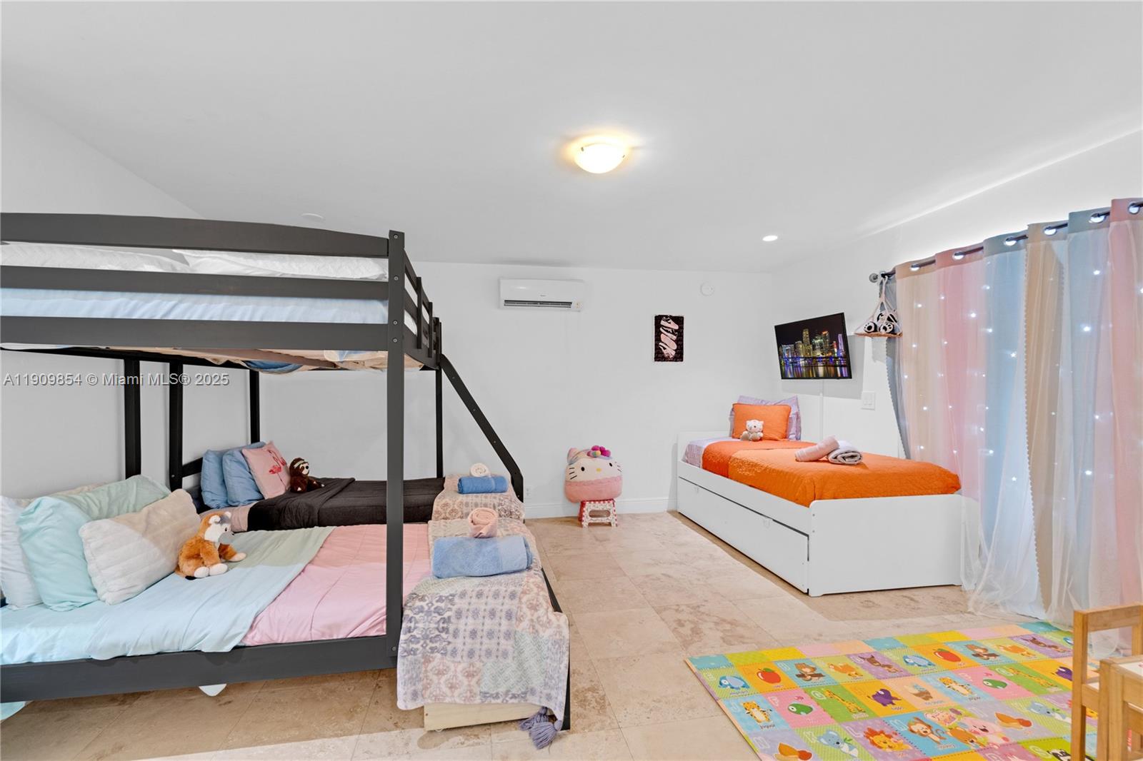 HOLLYWOOD HILLS - Residential Lease