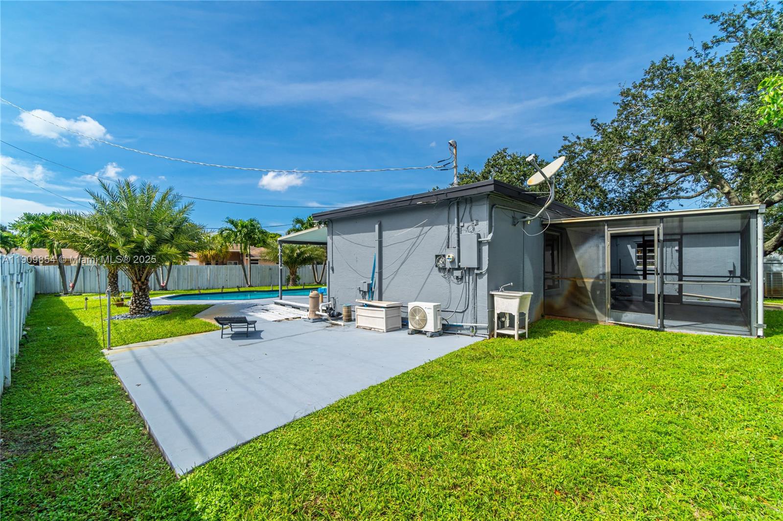 HOLLYWOOD HILLS - Residential Lease