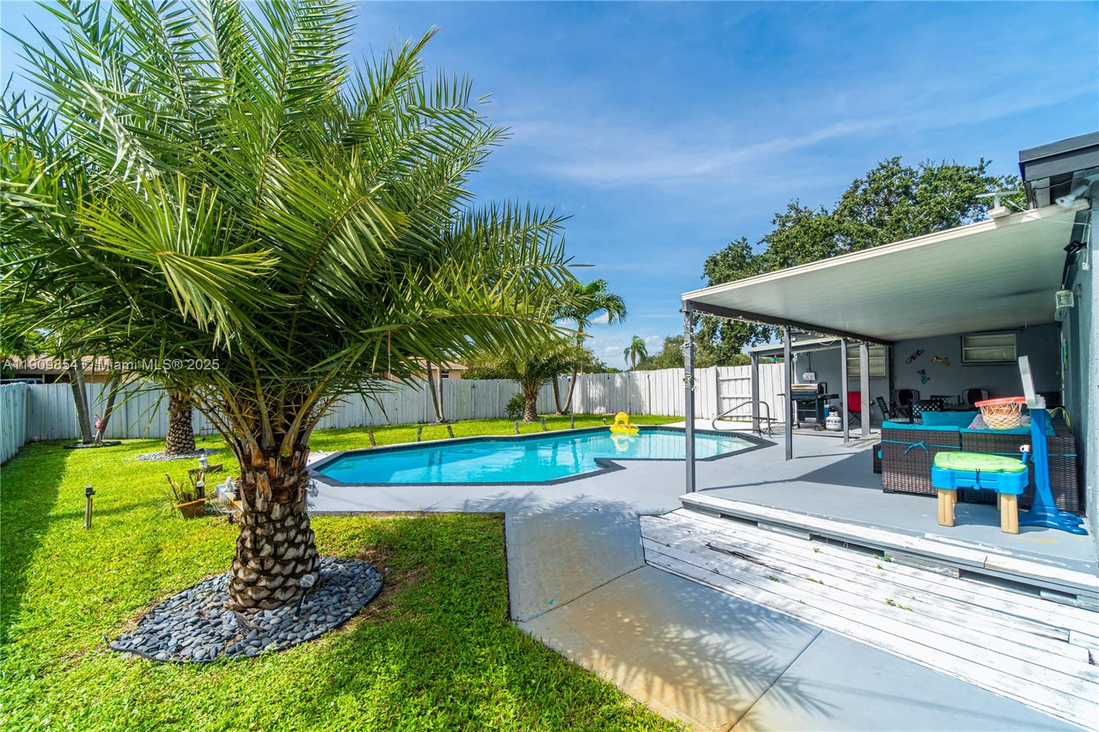 HOLLYWOOD HILLS - Residential Lease