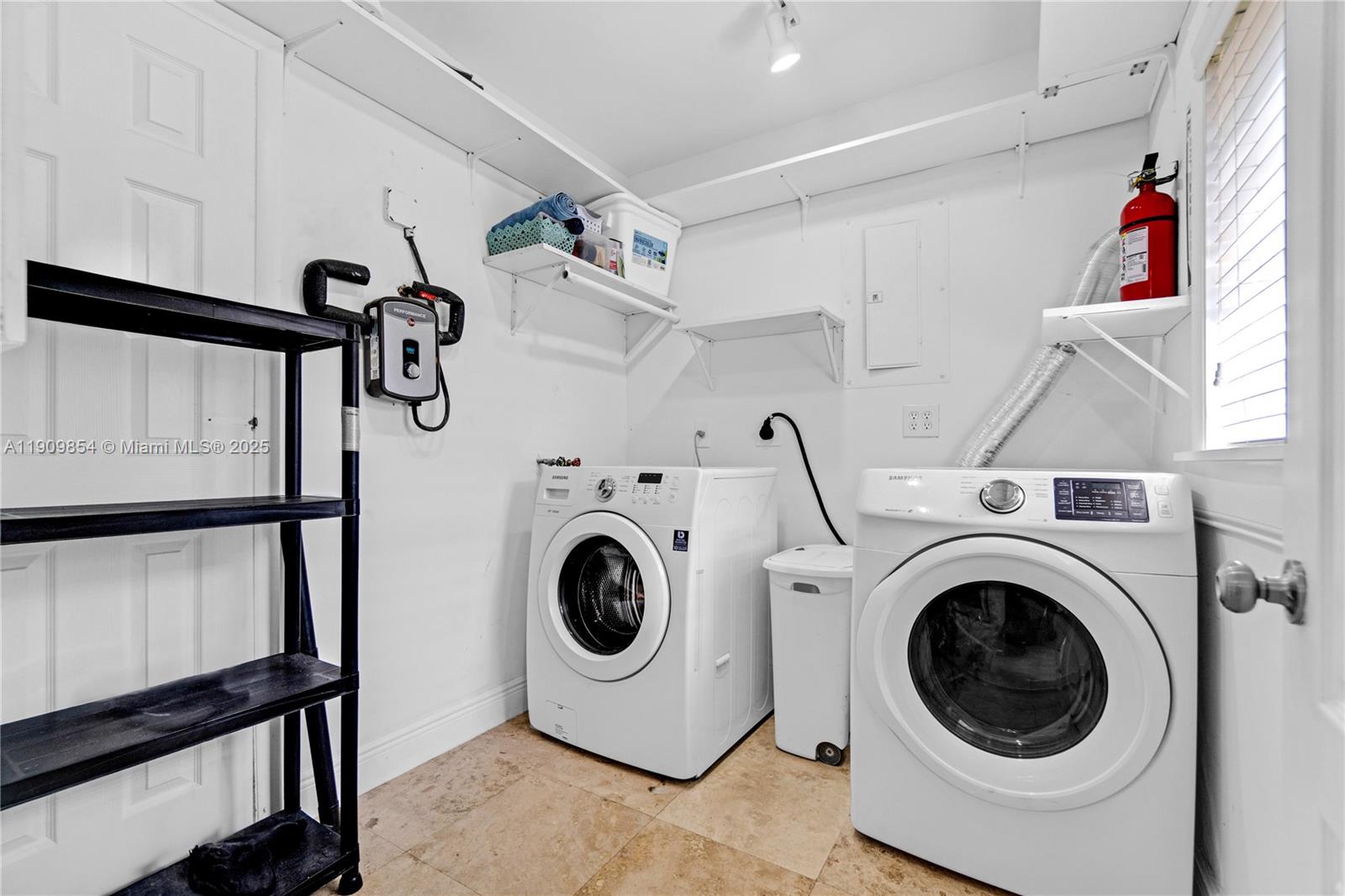 HOLLYWOOD HILLS - Residential Lease