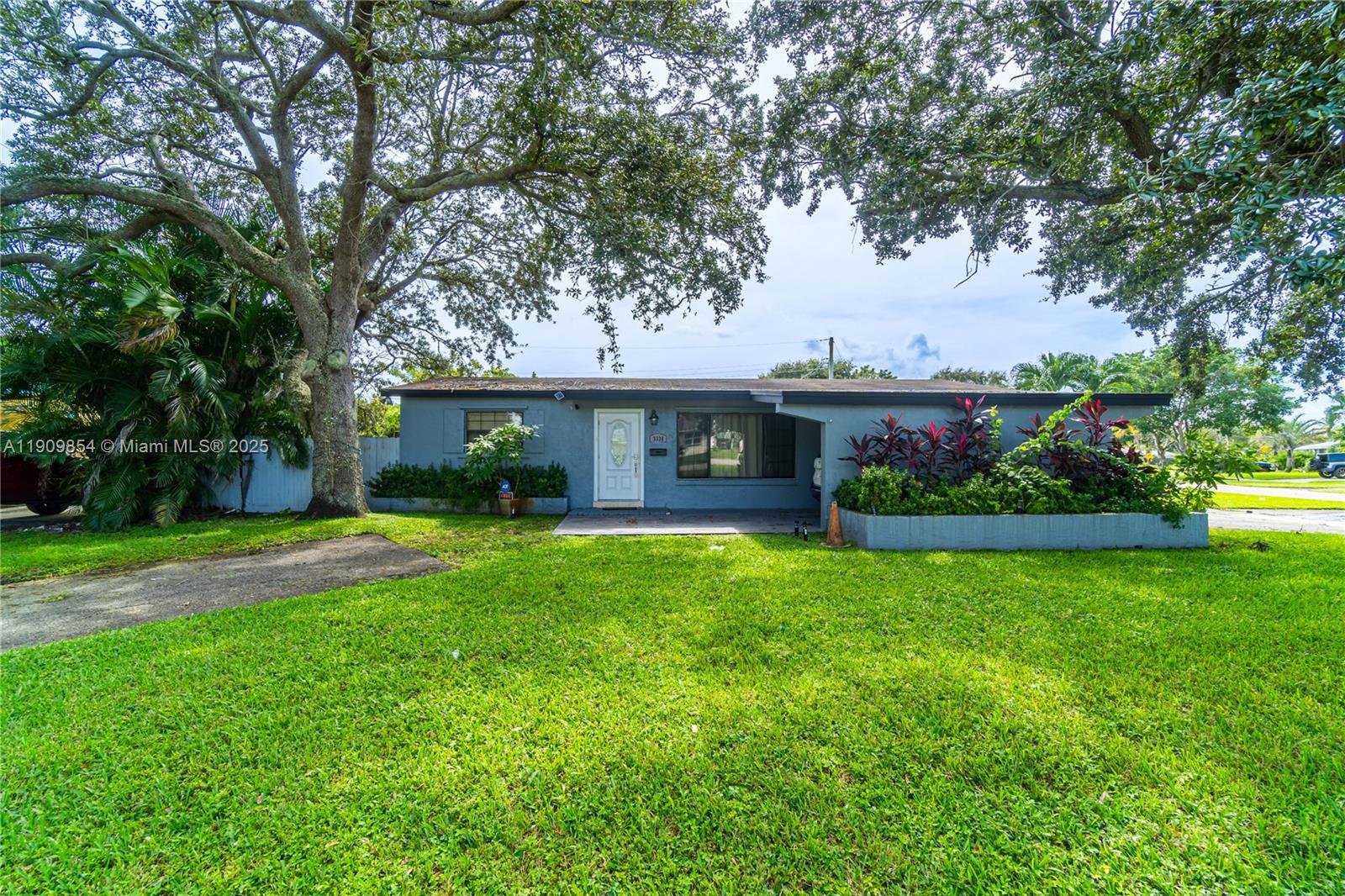 HOLLYWOOD HILLS - Residential Lease