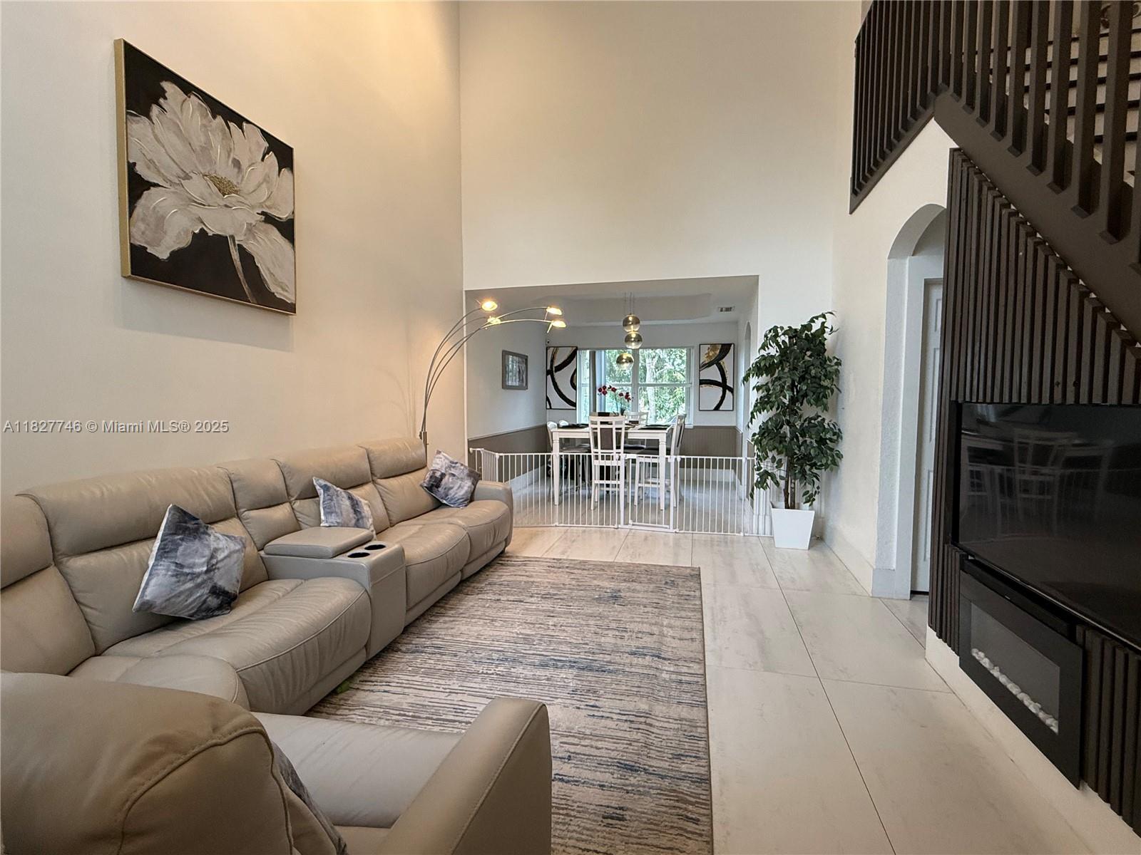 468 Lakeside Cir