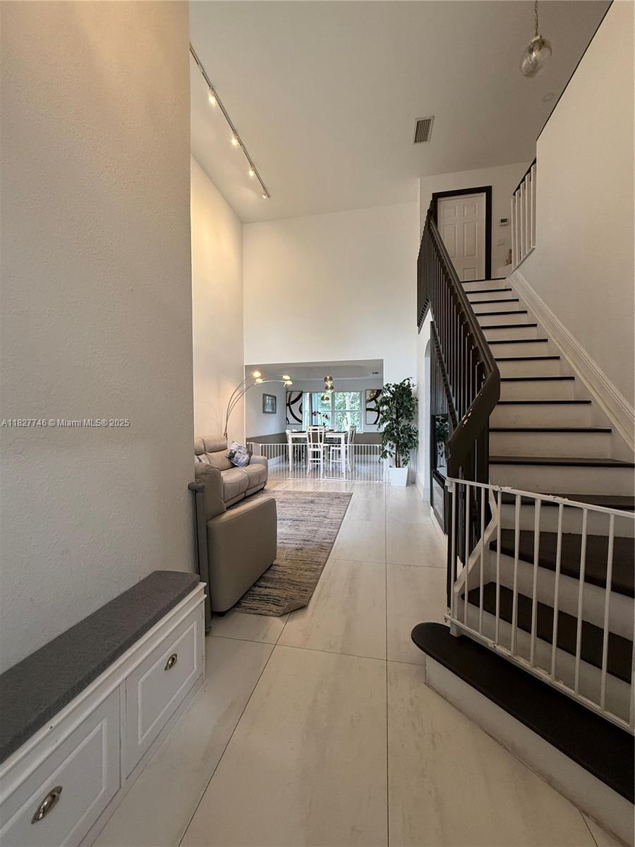 468 Lakeside Cir