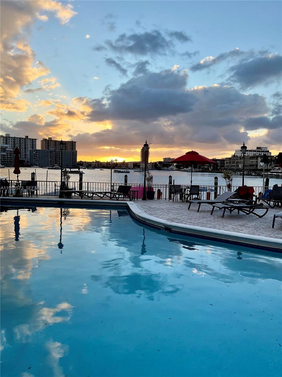 LAKE POINT TOWER CONDOMIN - Residential