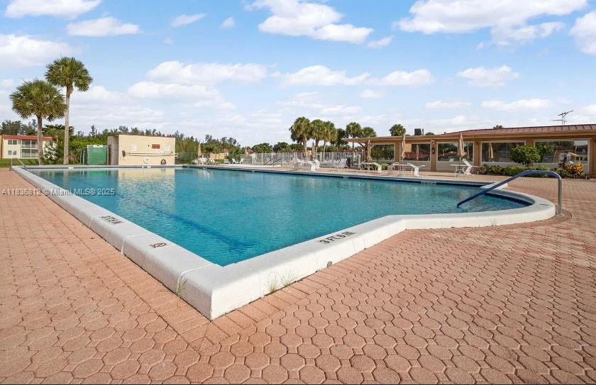 GOLDEN LAKES VILLAGE COND - Residential