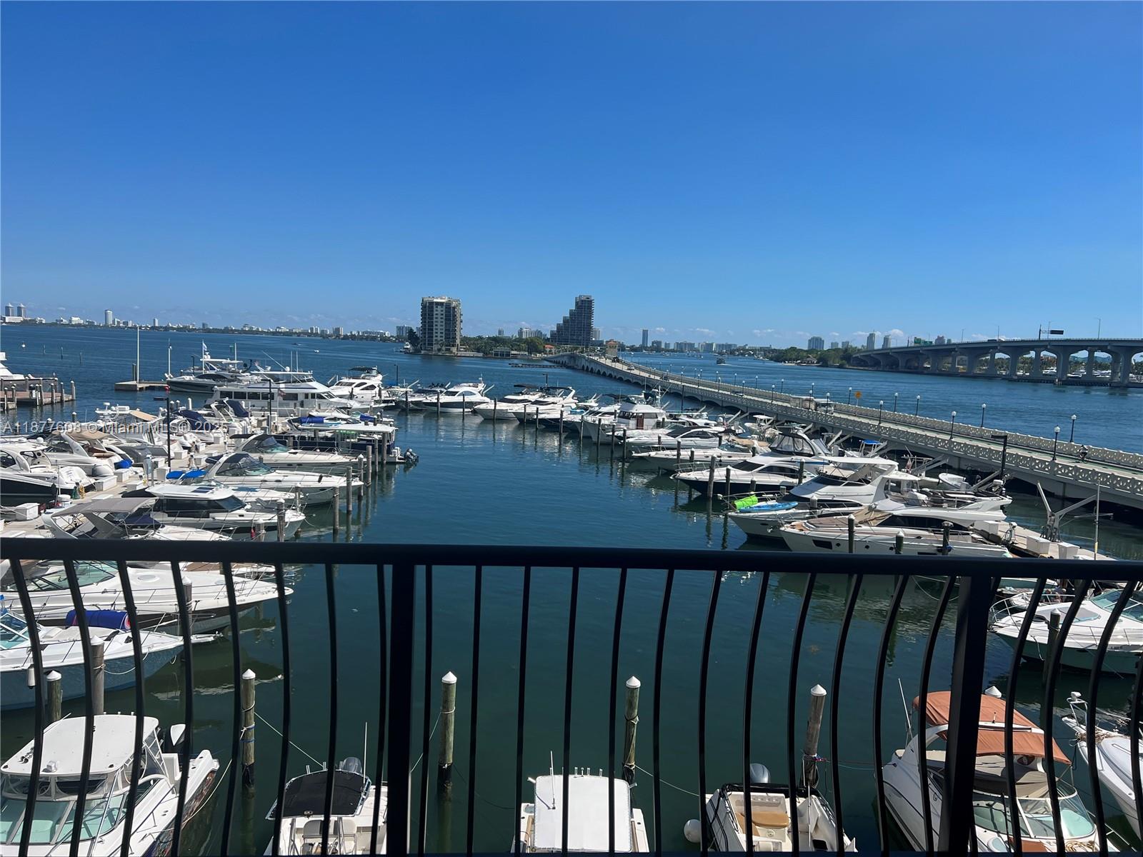 Spacious studio with breathtaking bay views. Washer and dryer inside unit. One valet parking space. New impact window/door. Centrally located along the historic Venetian Causeway. Walking distance to supermarket public transportation, Metro Bus and Mover, AA Arenas, Performing Arts Center, Margaret Place Park, Perez Museum, Frost Science Museum, Dinning and shops.