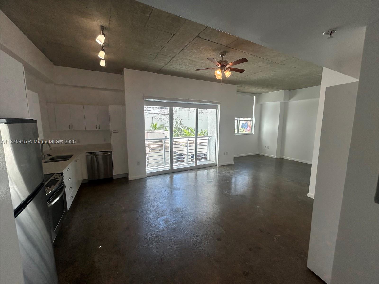 Great Location in Downtown. This 1 bedroom/ 1 Bathroom unit offers a spacious and open concept loft style . Washer/dryer in the unit. Stainless Steel Appliances