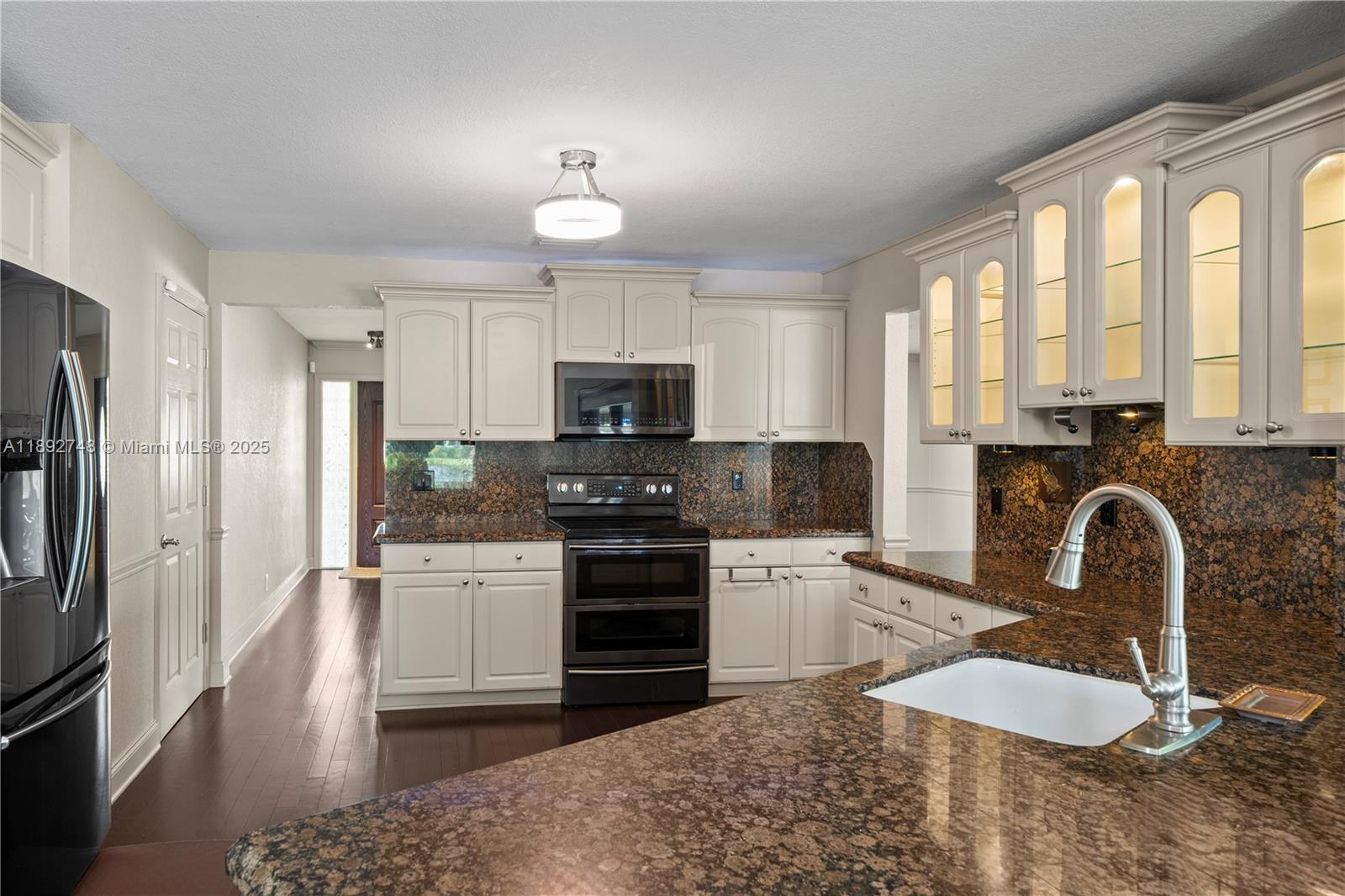 ROYAL PALM LAKE ESTATES - Residential Lease