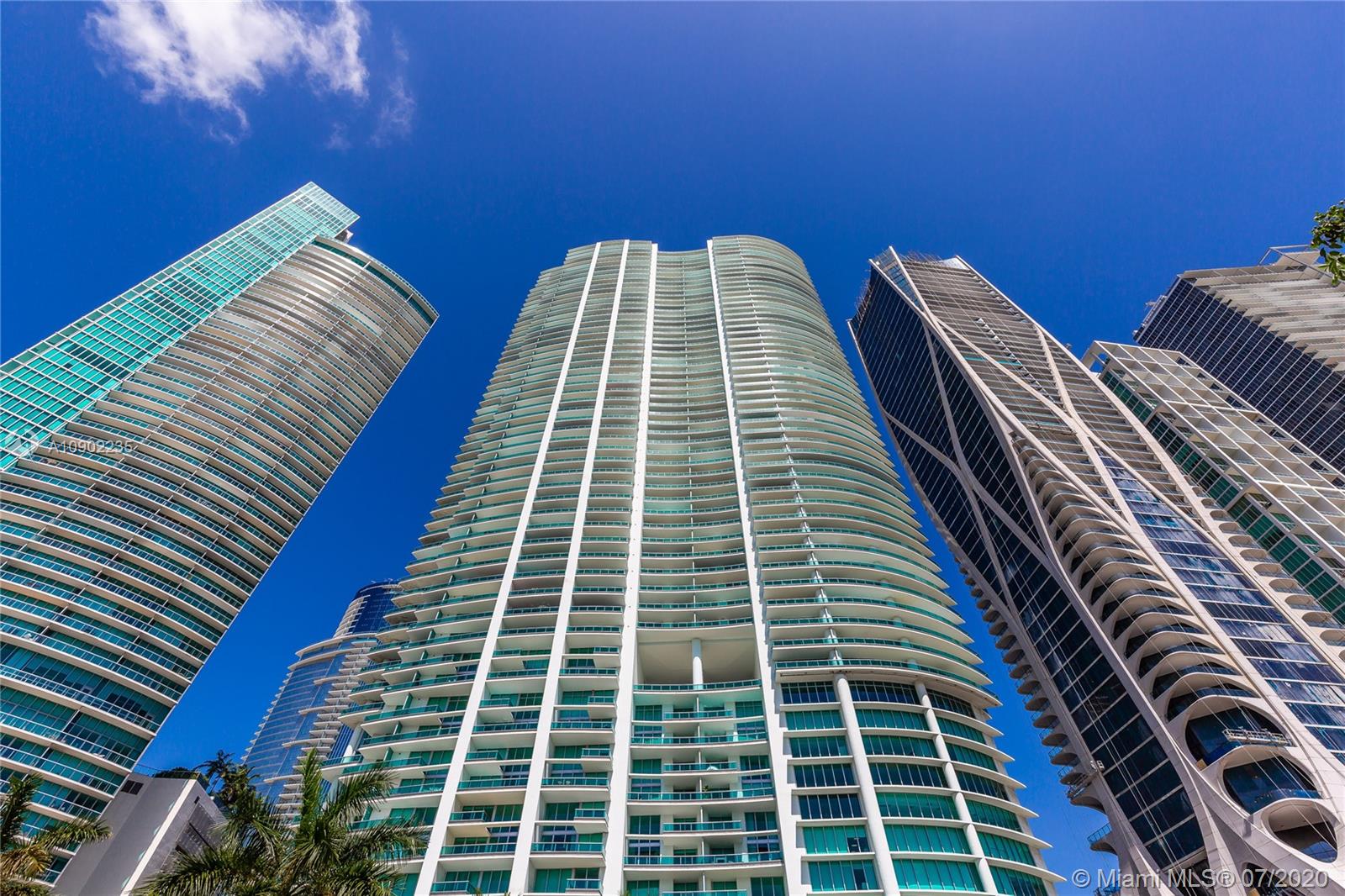 Gorgeous One bedroom/2 full Bathrooms Condo with amazing views of Biscayne Bay. Luxury building in Downtown Miami, offers resort style amenities, spa for residents only, fitness room, 24 concierge and many more. Great location across the AAA and close to the Beach, Midtown, Brickell and Major Hwys.