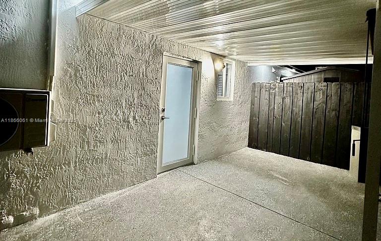 Cozy Studio Apartment! Excellent living space with modern features, recently updated. FAST APPROVAL, ALL UTILITIES ARE INCLUDED (Water, electricity, Waste and WiFi). 2 Parking Space.