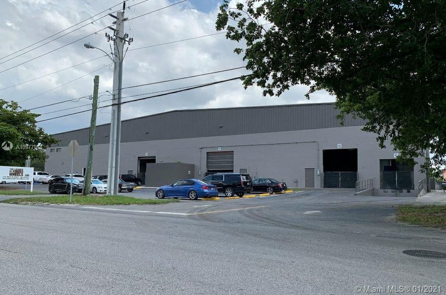 6 STREET LEVEL DOORS
1 RECESSED DOCK
15 TON CRANE & 2 TON PIVOTING CRANE
~ 50 PARKING SPACES
18'-33' CEILING HEIGHT
NEW TWIN-T ROOF INSTALLED 2018
VERY HEAVY, 3-PHASE POWER (3K AMPS/
480V)

TOTAL SIZE ~57,000 SF WAREHOUSE ~48,500 SF MEZZANINE ~2,500
OFFICE ~6,000 SF
SITUATED ON 1.94 AC
ZONED M-1 - INDUSTRIAL/LIGHT
3" WATER MAIN
CITY GAS