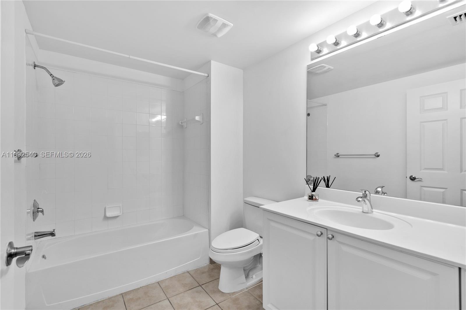 PUERTA DE PALMAS CONDO - Residential Lease