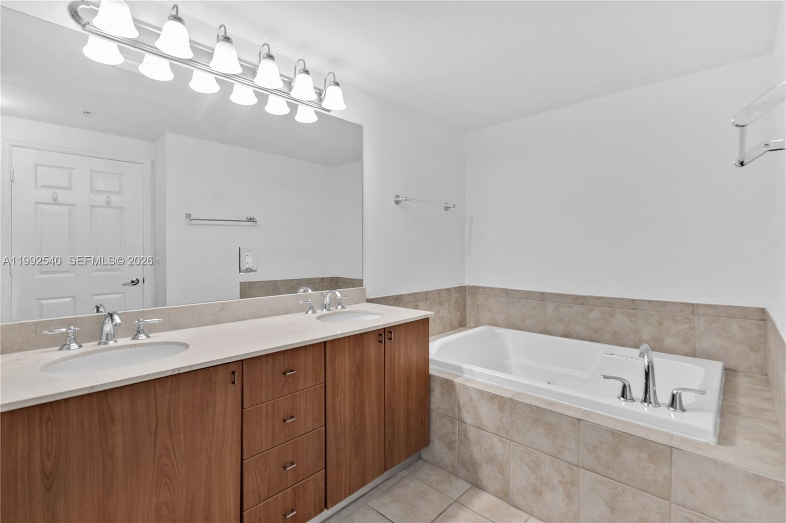 PUERTA DE PALMAS CONDO - Residential Lease