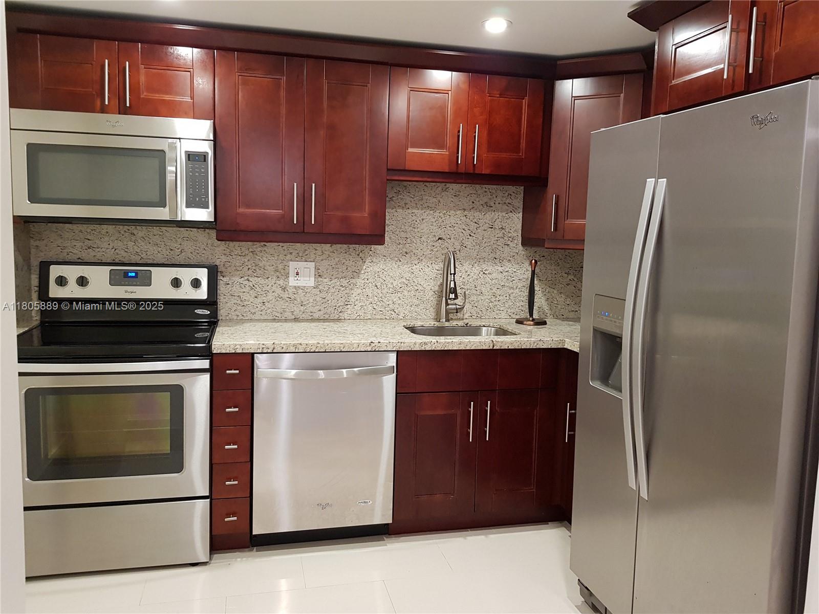 3730 Inverrary Dr 2N, Lauderhill, Miami-Dade County, Florida - 1 Bedrooms  
2 Bathrooms - 
