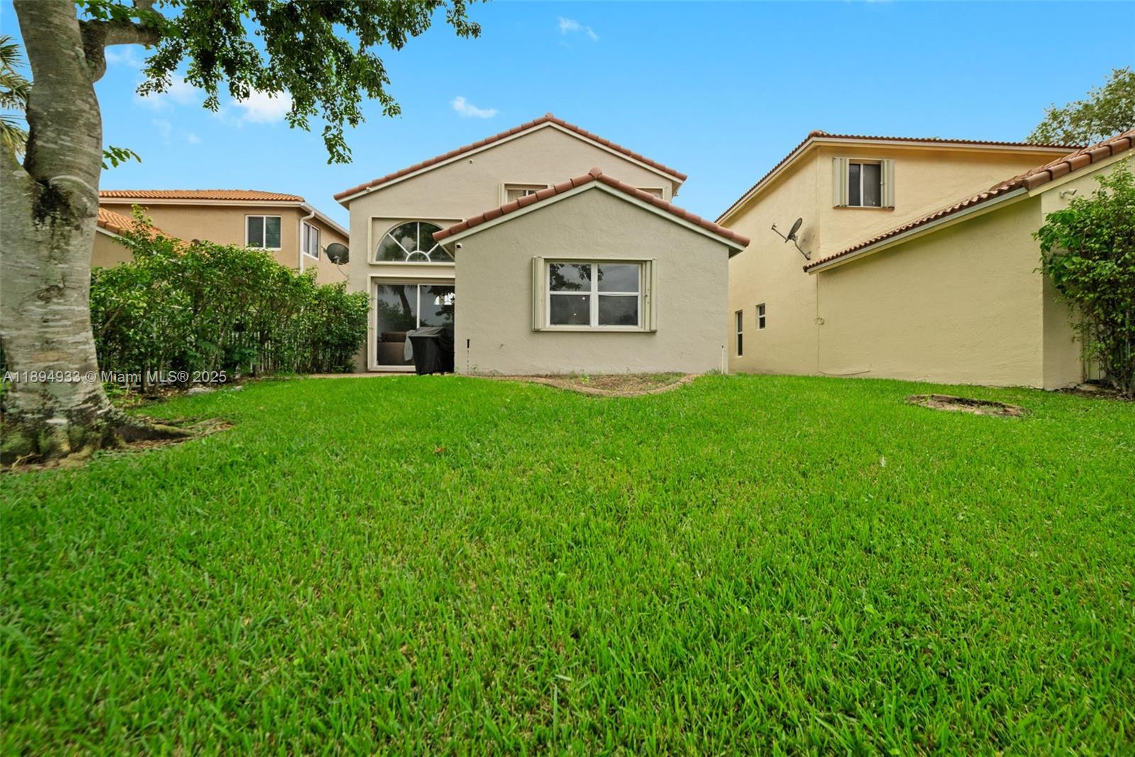 HOLLYWOOD LAKES COUNTRY C - Residential