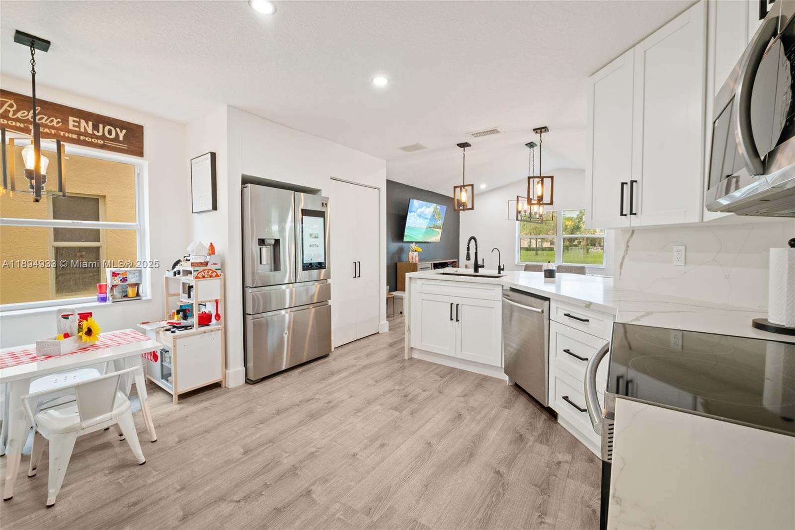 HOLLYWOOD LAKES COUNTRY C - Residential