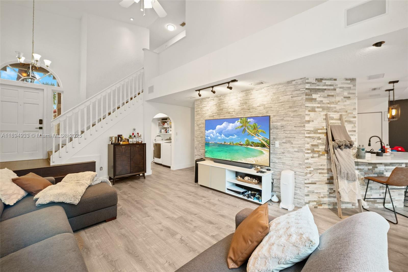 HOLLYWOOD LAKES COUNTRY C - Residential