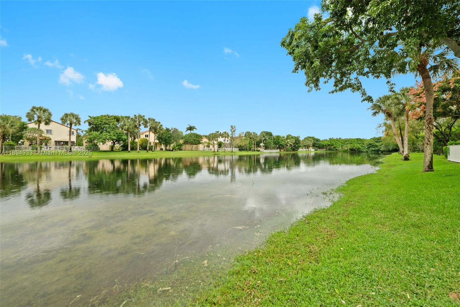 HOLLYWOOD LAKES COUNTRY C - Residential