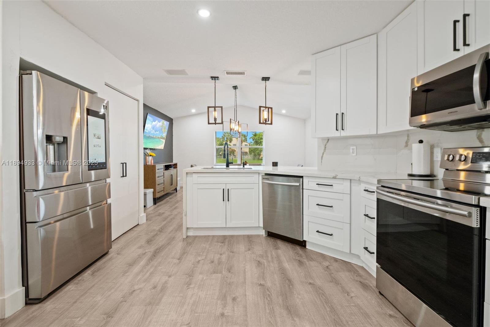 HOLLYWOOD LAKES COUNTRY C - Residential