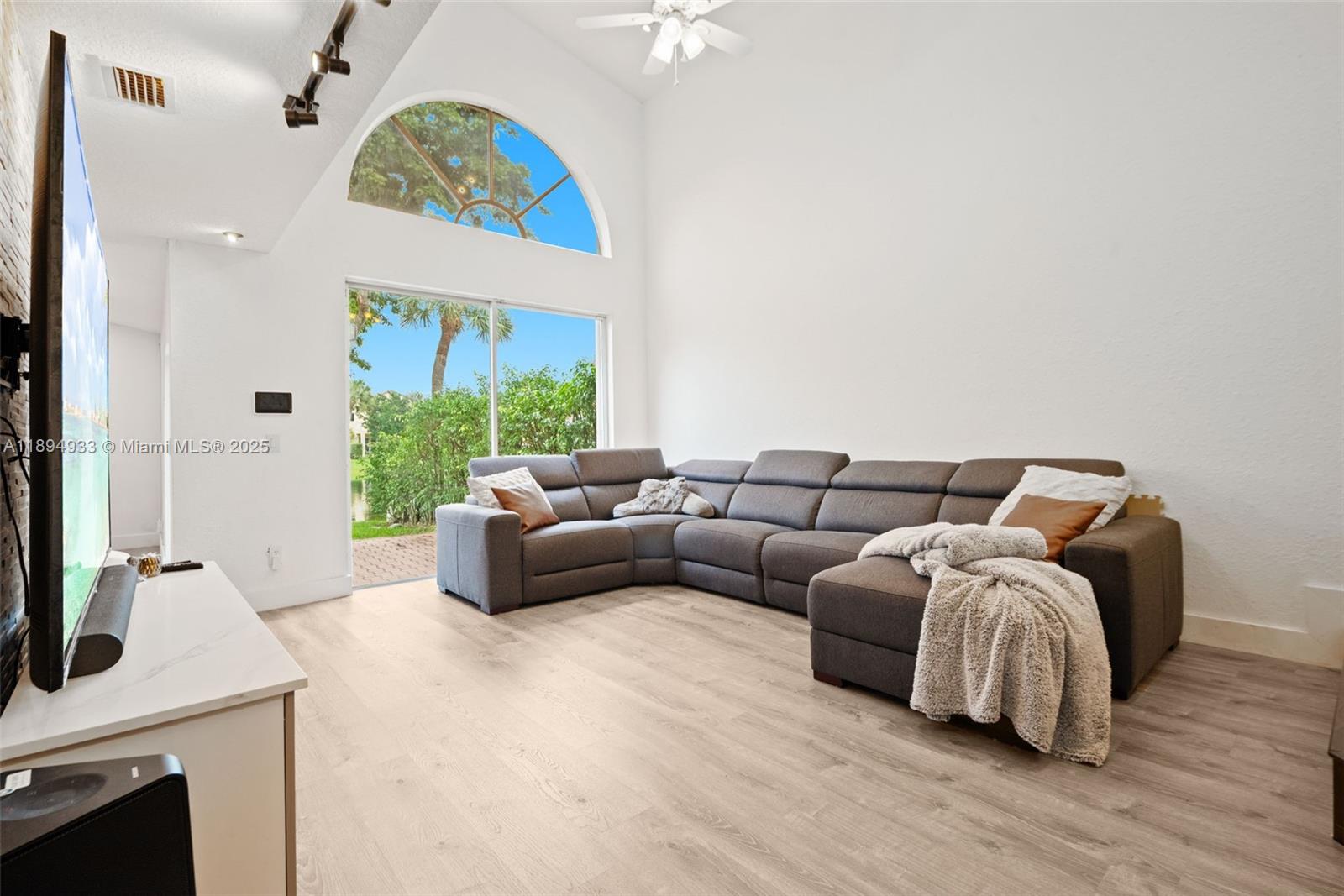 HOLLYWOOD LAKES COUNTRY C - Residential