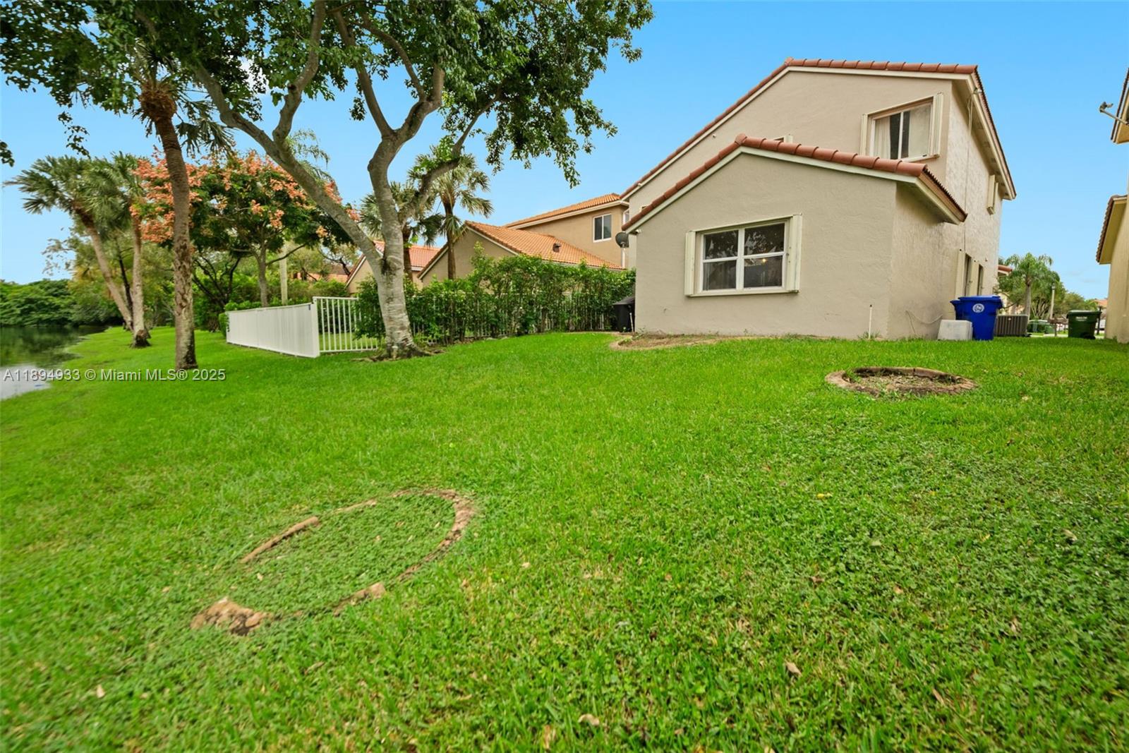 HOLLYWOOD LAKES COUNTRY C - Residential