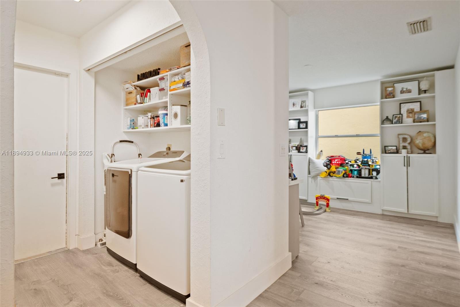 HOLLYWOOD LAKES COUNTRY C - Residential
