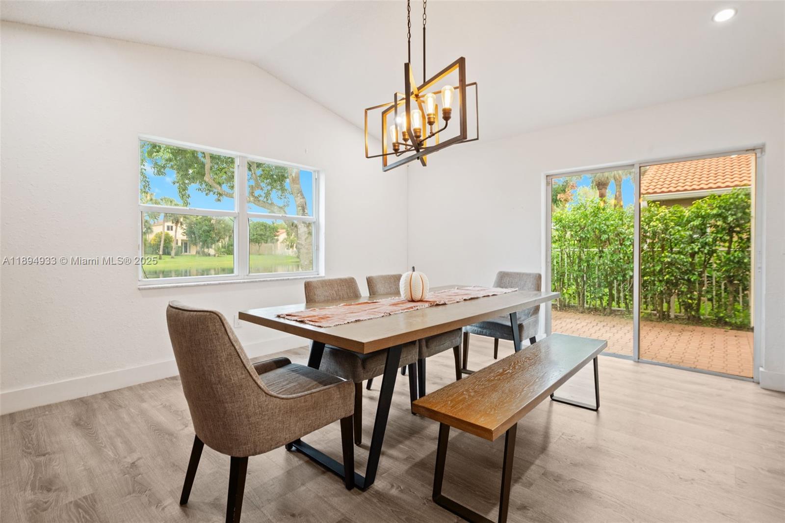 HOLLYWOOD LAKES COUNTRY C - Residential