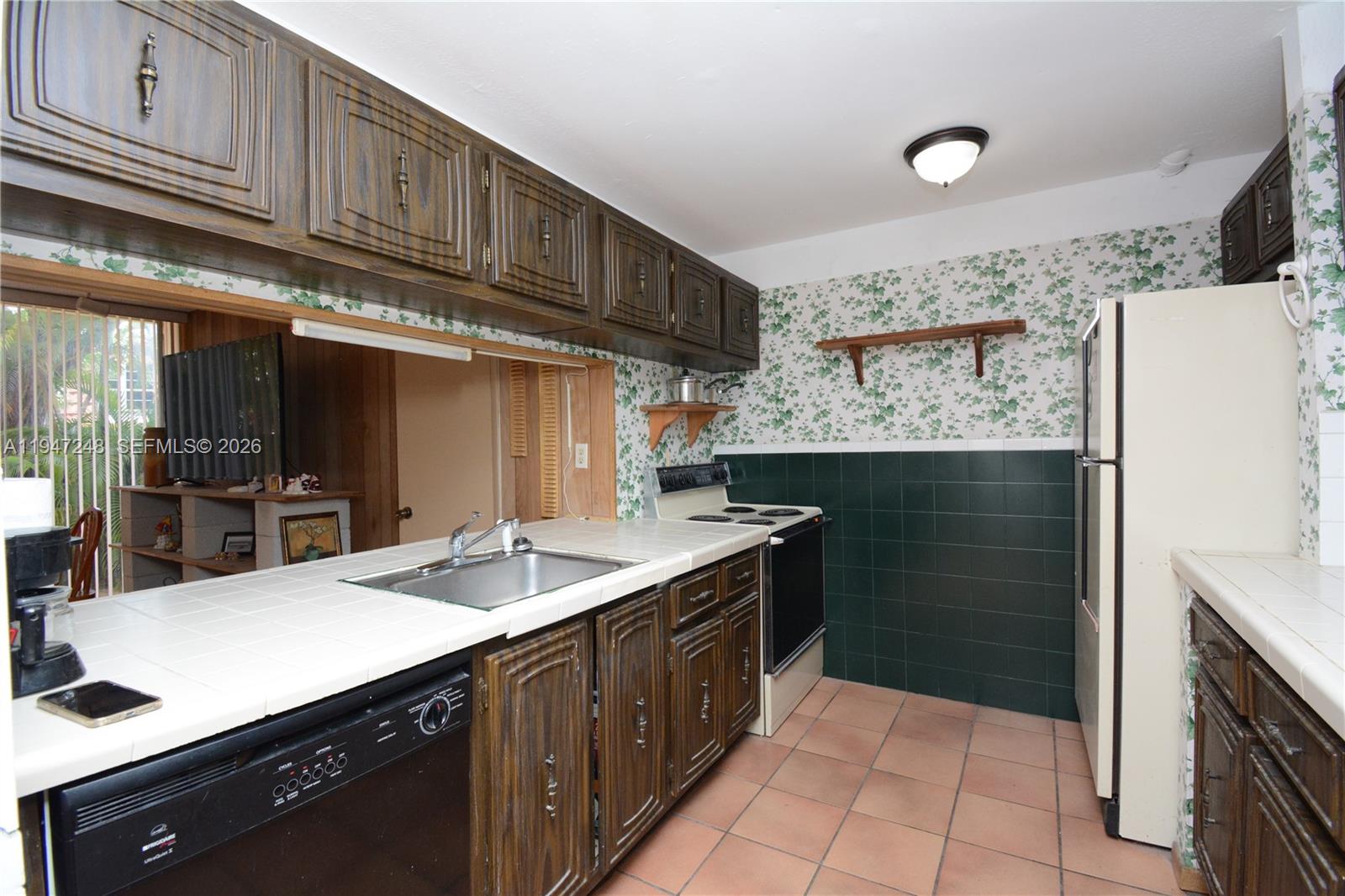 LAKE LAURA CONDO NO 2 - Residential