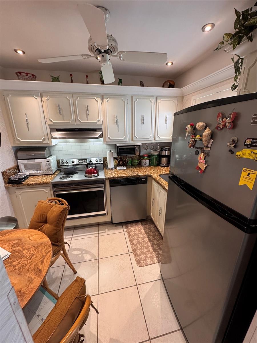 2998 E Sunrise Lakes Dr 215, Sunrise, FL, 33322/$110,000 4 2998 E Sunrise Lakes Dr 215