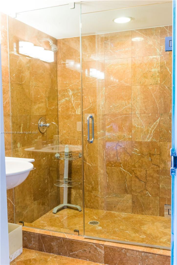 LA GORCE PALACE CONDO - Residential Lease