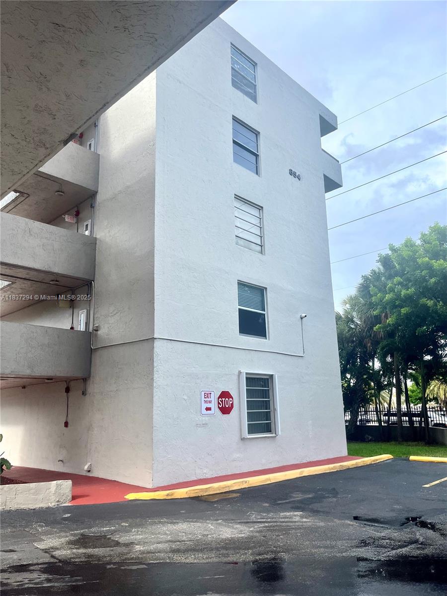 Miami's best location. Spacious two-bedroom, two-bathroom apartment with in-unit washer and dryer, close to FIU, Dolphin Mall, IKEA, International Mall, easy access to public buses, and a wide range of dining options.