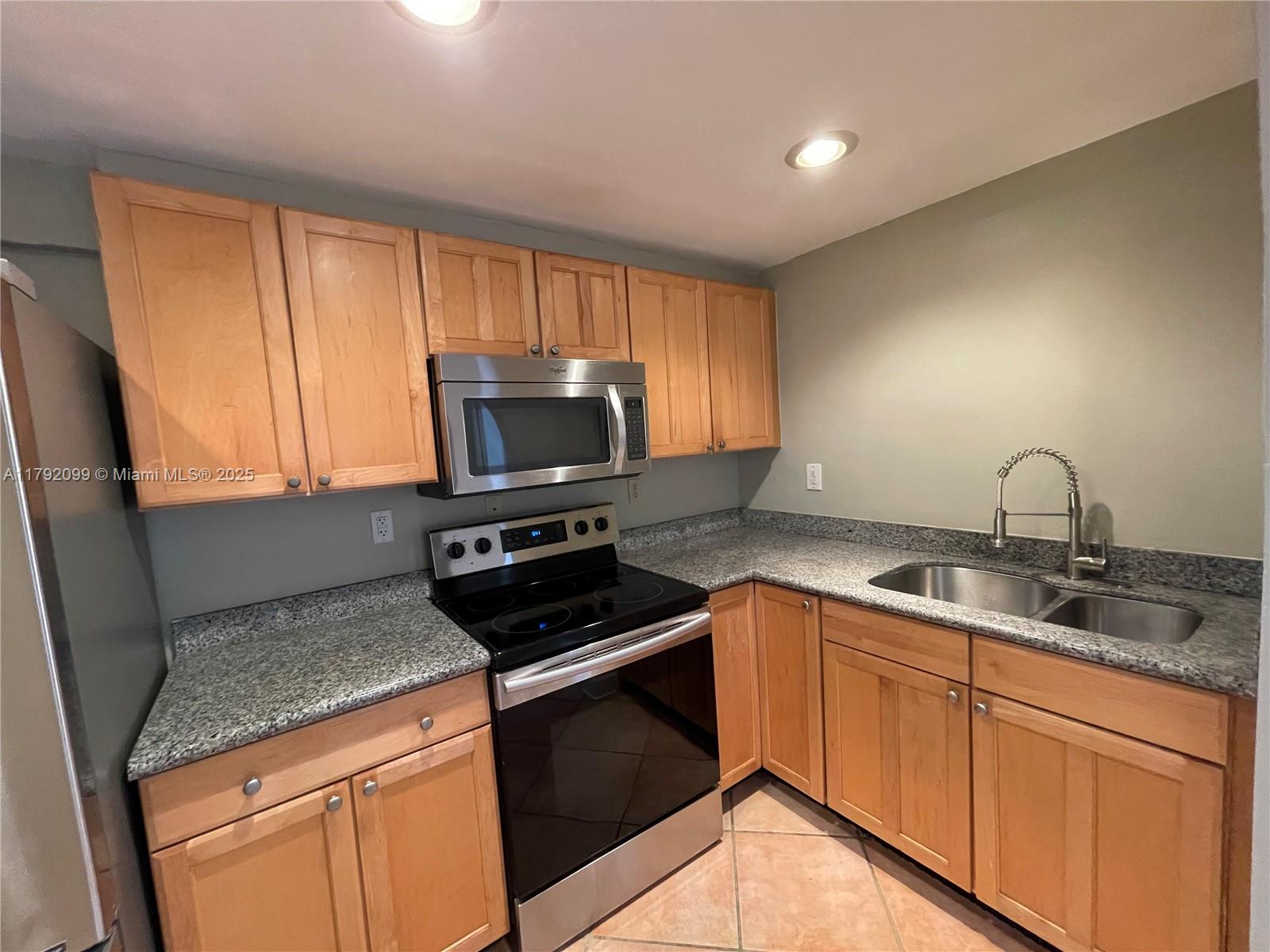 Rental Property at 8650 Sw 67th Ave 1024, Pinecrest, Miami-Dade County, Florida - Bedrooms: 2 
Bathrooms: 3  - $2,575 MO.