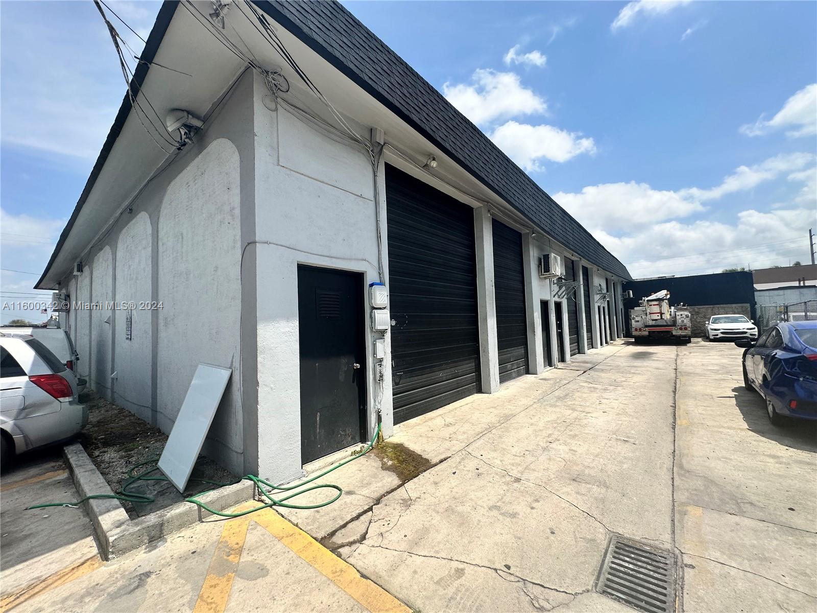 Great industrial space in Miramar. Just off 441 and Florida's turnpike. Additional mezzanine for extra storage or
office. Air conditioning in unit. Private bathrooms in each bay.