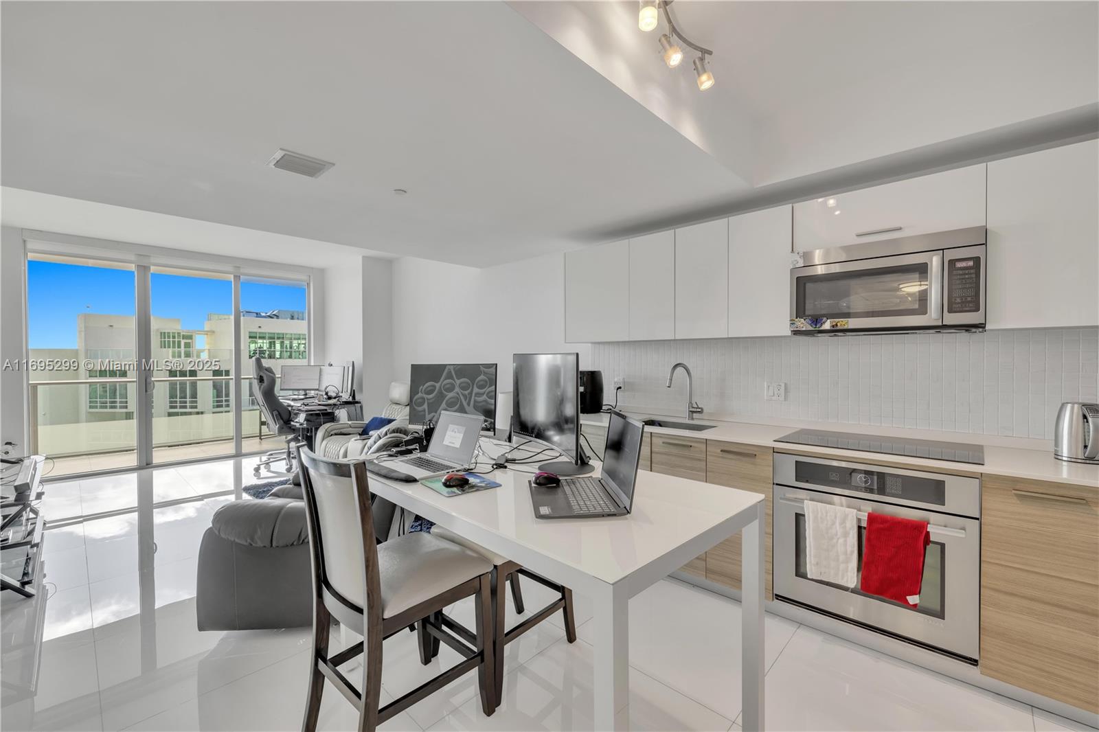1300 Brickell Bay Dr 2805