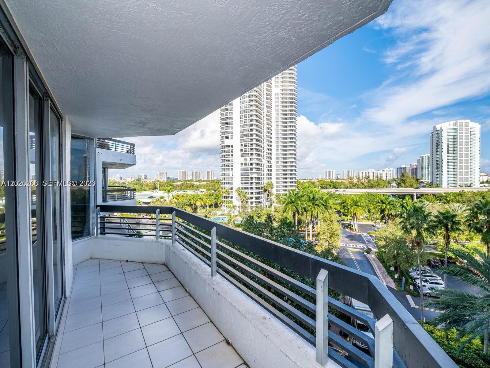 3600 Mystic Pointe Dr 808