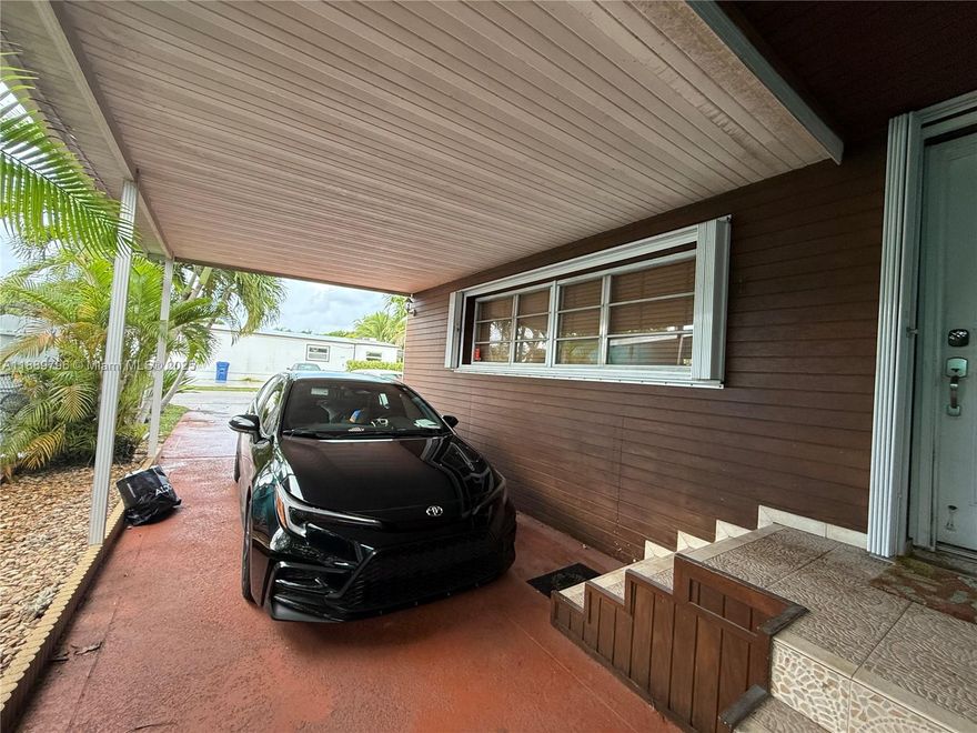 Beautiful Doublewide Manufacture home, best deal in the area, completely renovated, new floor, outdoor kitchen, own dock with spectacular views of the lake, where you can ride your boat. property is split into 2/1 and 1/1 studio or small apartment, which generates additional income.*** Note: Please note that Land is not included in the sale.***