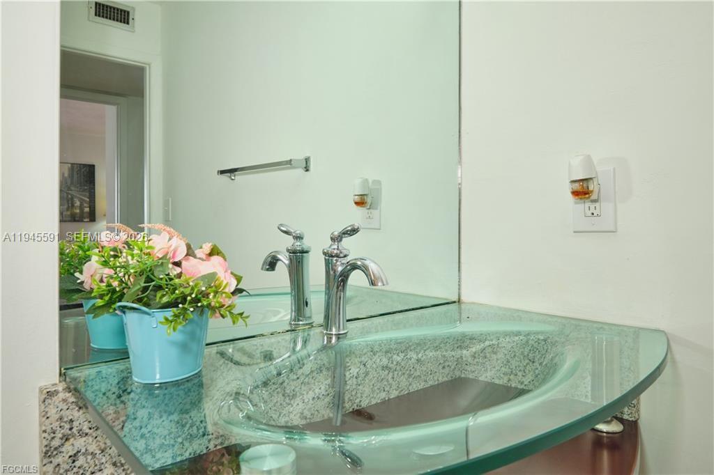 TOWERS CONDO - Residential