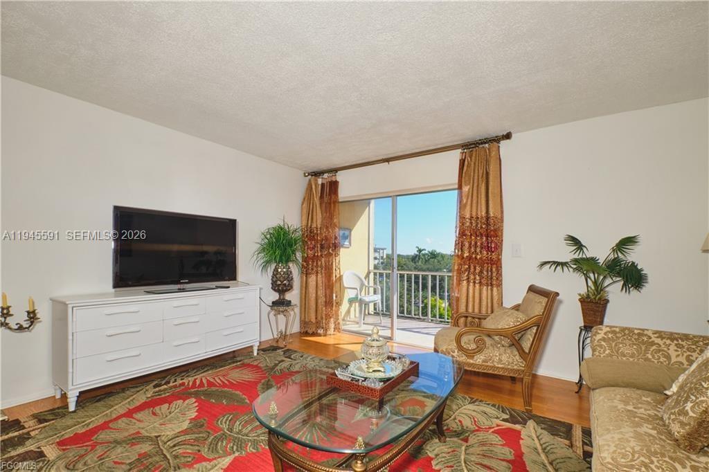 TOWERS CONDO - Residential