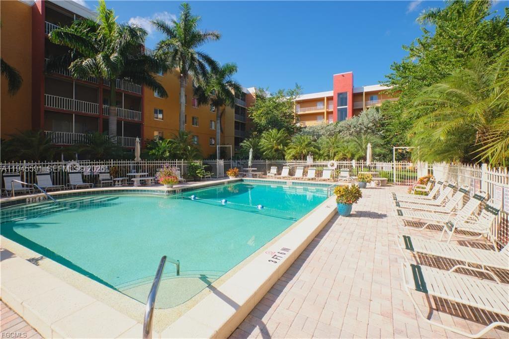 TOWERS CONDO - Residential