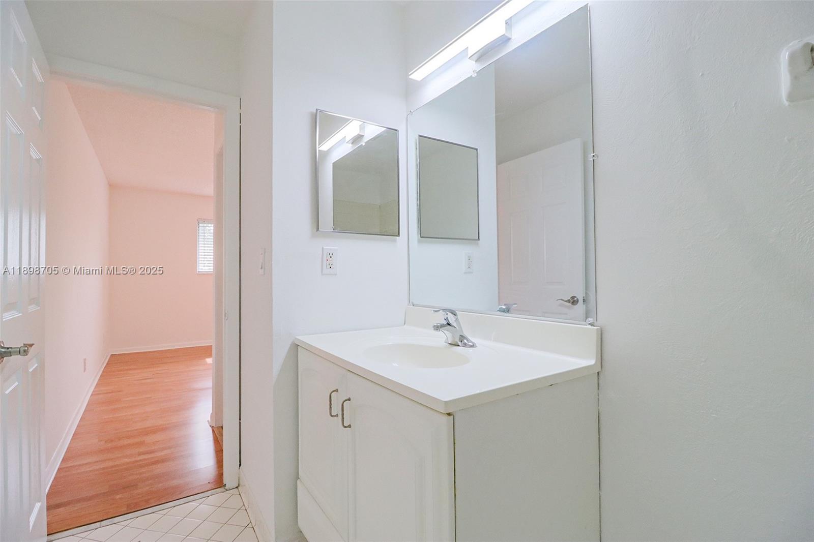 SUMMER LAKE - Residential