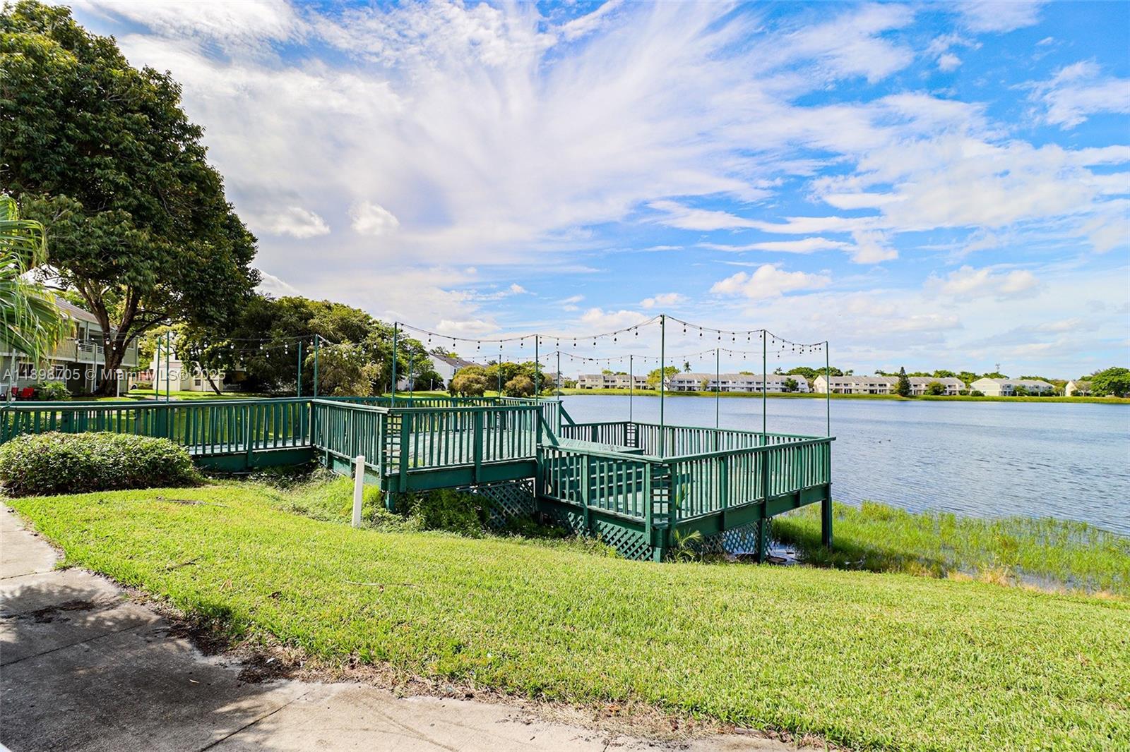 SUMMER LAKE - Residential