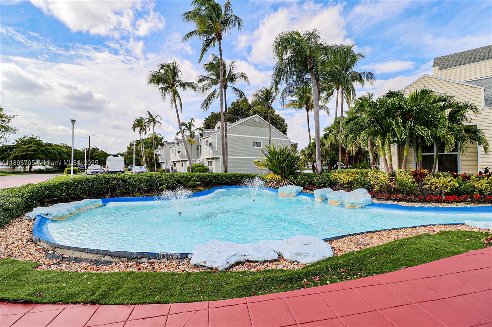 SUMMER LAKE - Residential