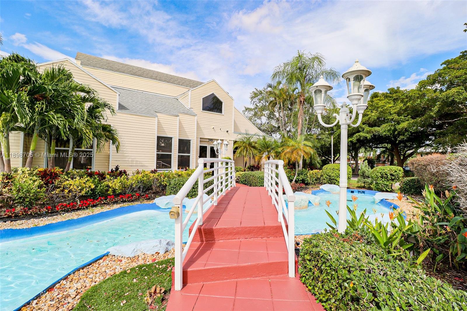 SUMMER LAKE - Residential