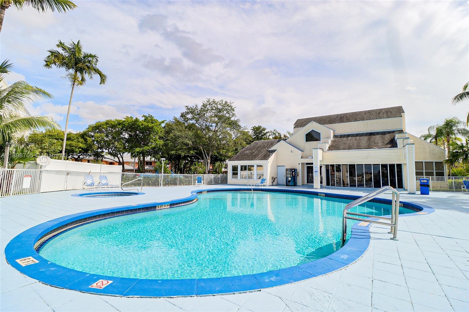 SUMMER LAKE - Residential