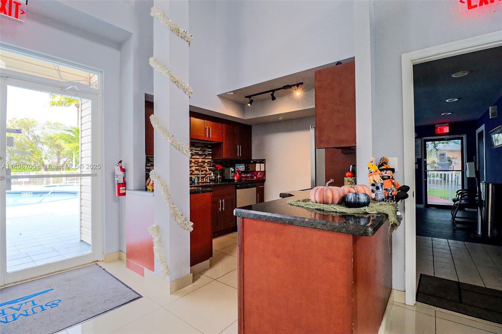 SUMMER LAKE - Residential