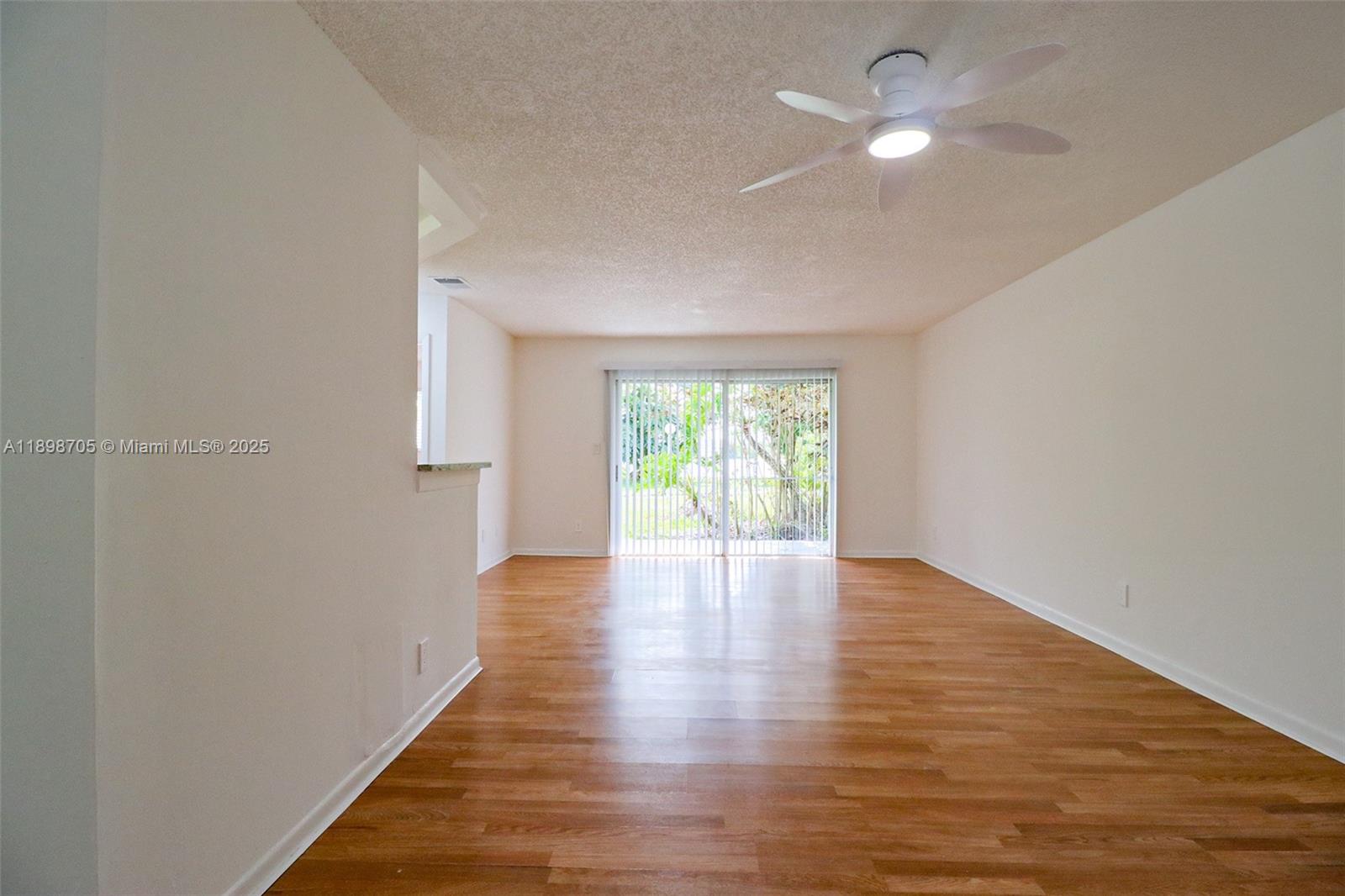 SUMMER LAKE - Residential