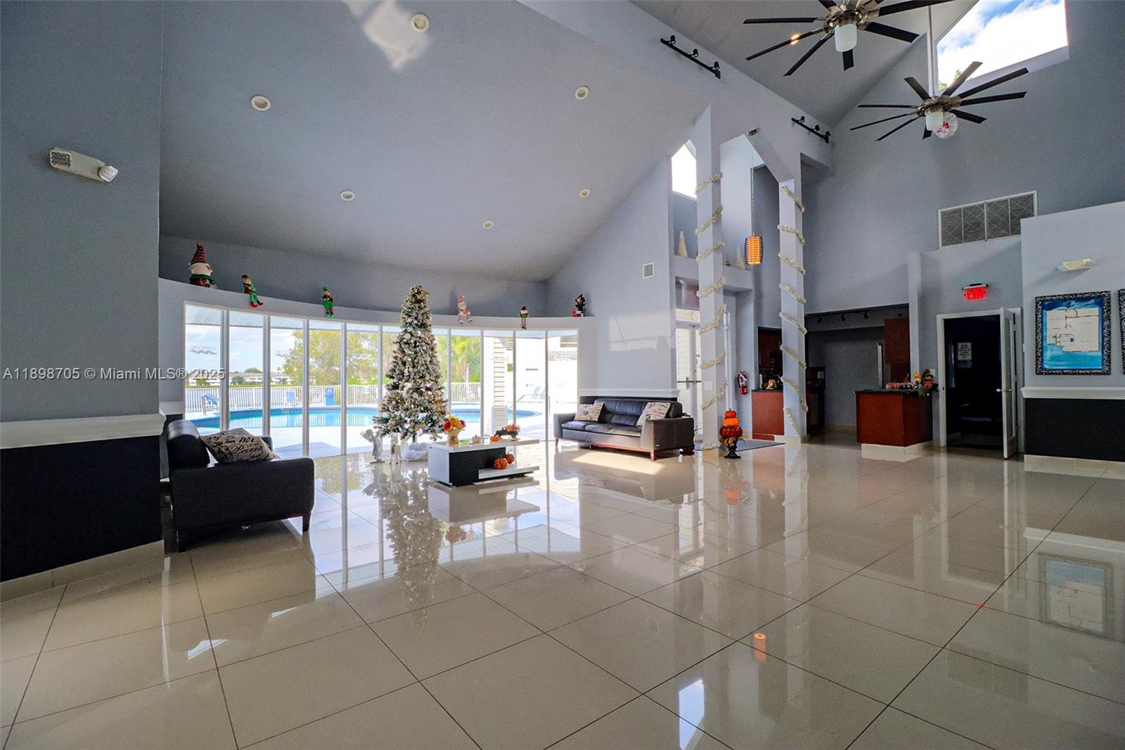 SUMMER LAKE - Residential