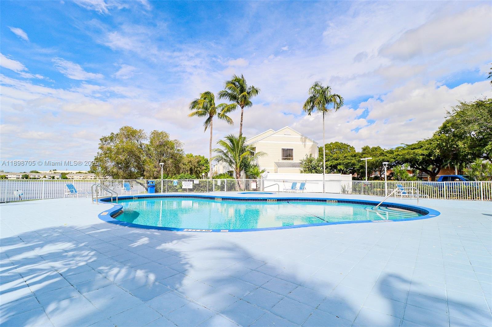 SUMMER LAKE - Residential